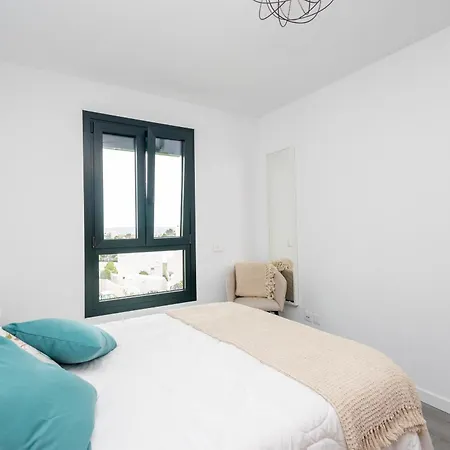 Apartment Luceros De - Aircon & Balcony *