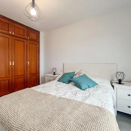 Apartment Luceros De - Aircon & Balcony *